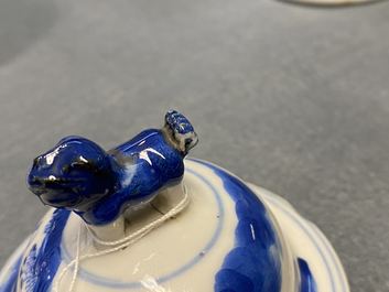 Een Chinees vijfdelig blauw-wit kaststel, Kangxi merk, 19e eeuw